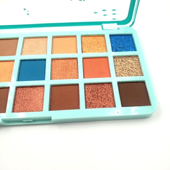 Face makeup browns,nudes,blues eyeshadow palette. - Picture 9 of 12